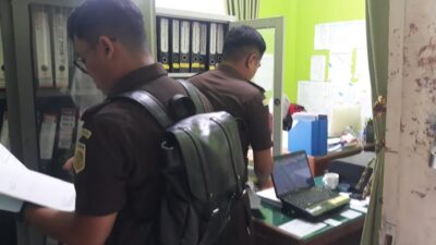 Tim penyidik kejaksaan sedang melakukan pengeledahan di kantor DLH Dharmasraya.
