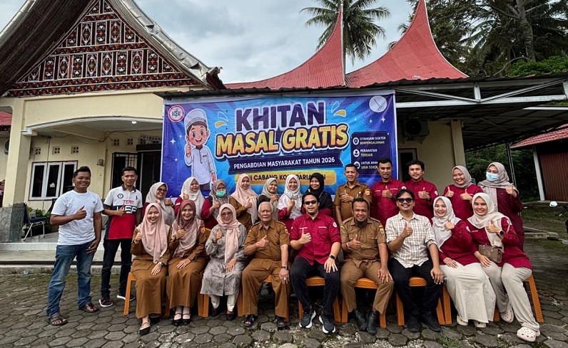 Ikatan Dokter Indonesia (IDI) Kota Pariaman Sumatera Barat menyelenggarakan bakti sosial sunatan masal Senin (6/7) di Kantor Desa Bungo Tanjung Kecamatan Pariaman Timur, Senin (Kasnadi )