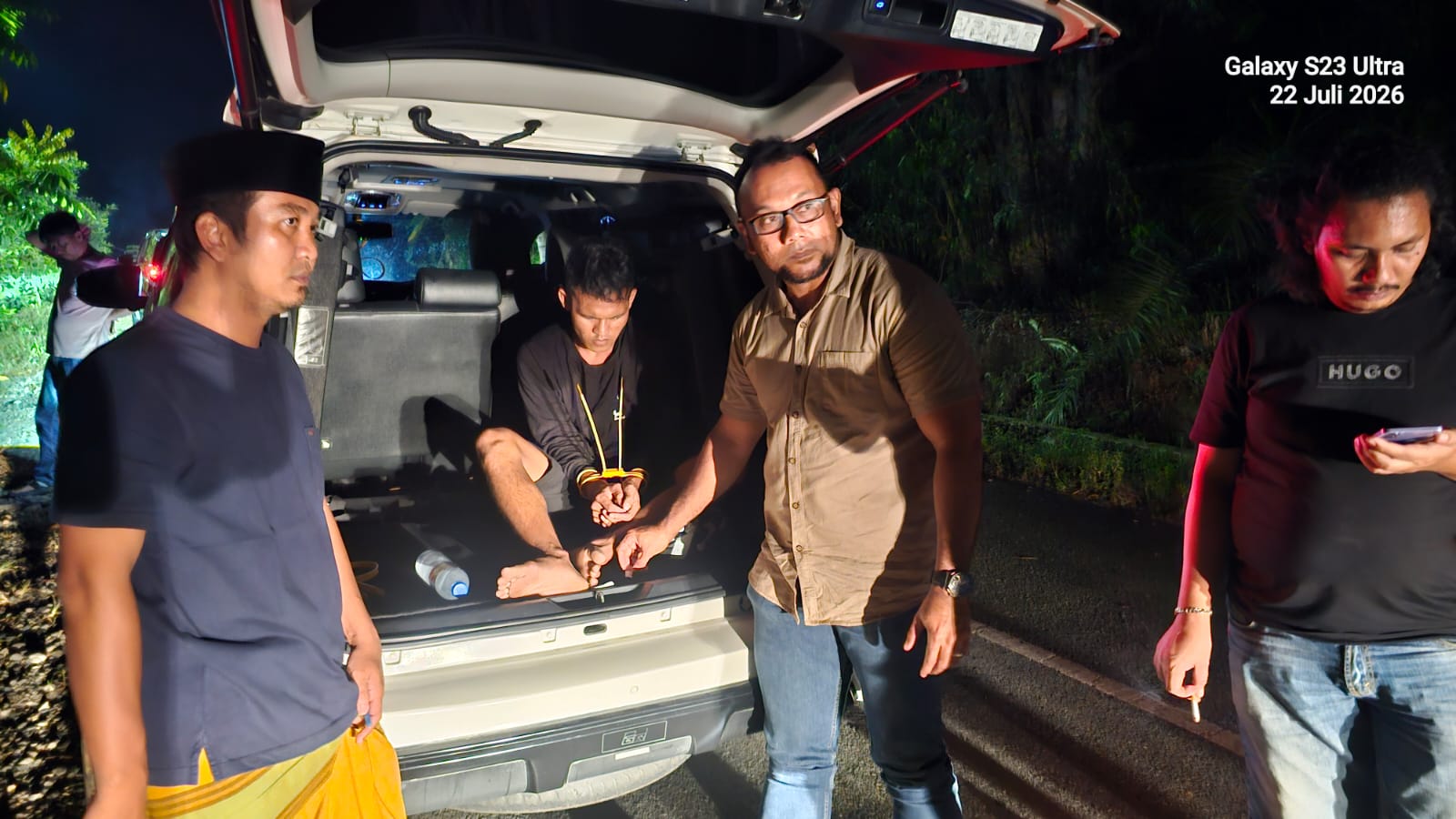 Satresnarkoba saat melakukan penangkapan.