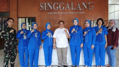  Rombongan pengurus Jalasenastri Cabang I Kodaeral II Gabungan Jalasenastri Koarmada RI melaksanakan kunjungan kerja ke Kantor Redaksi Harian Singgalang di Jl. Veteran No.17 Padang, Rabu (1/7). (Hanif)
