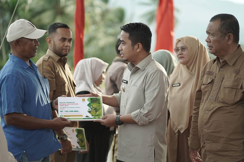 Penyerahan Bantuan Kementerian Pertanian secara simbolis oleh Walikota Ramadhani. (prokopim)