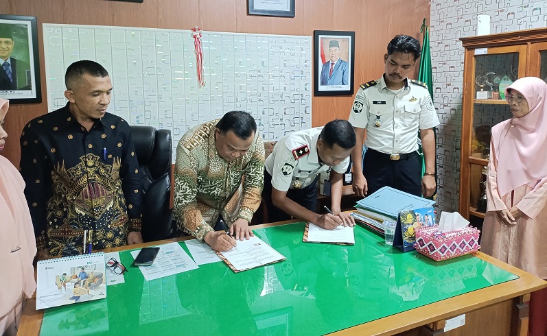 Kakankemenag Dr.H.Zulkifli, MA adakan MoU Santri dengan Rutan Sawahlunto tampak penanda tangan kerjasama tersebut Kamis (2/7).subandi