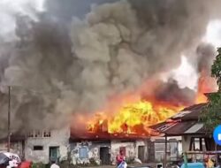 Belasan Kios di Pasar Nagari Kayu Tanam Ludes Terbakar