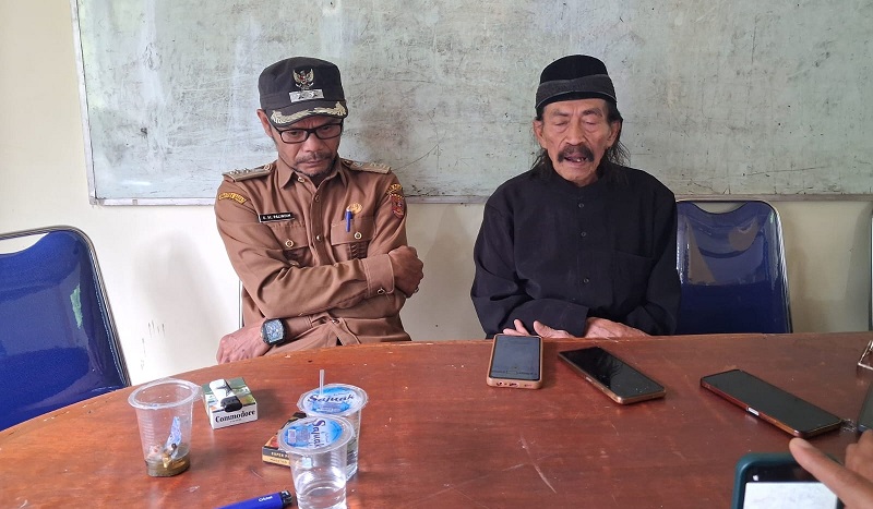 Walinagari dan Ketua KAN Sianok Enam Suku sedang menjelaskan kronologis pembangunan Koperaai Merah Putiah di Sianok. (ist)