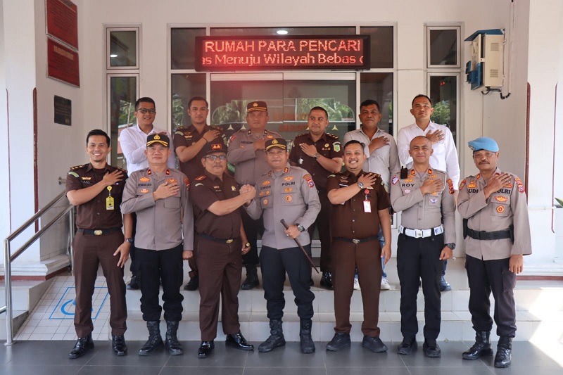 Senergi penegakan hukum Polres dan Kejaksaan Negeri Sawahlunto, Senin (21/7) seperti terlihat dalam foto.subandi