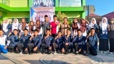 Tim andalan LCC 4 Pilar MP-RI dari SMAN 1 Tllatang Kamang, kab. Agam foto bersama dengan kepala sekolah, pembina, dan pengurus komite, sebelum berangkat mengikuti lomba tingkat Sumbar di Padang. (ist)