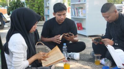 Para siswa atau pengunjung menikmati kehadiran taman bacaan luar ruang di halaman Kantor Dinas Perpustakaan dan Kearsipan (Dispusip) Kota Padang.(*)