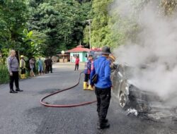 Grand Livina Terbakar di Jalinsum Sumbar–Riau