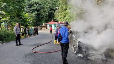 Grand Livina terbakar. (ist)