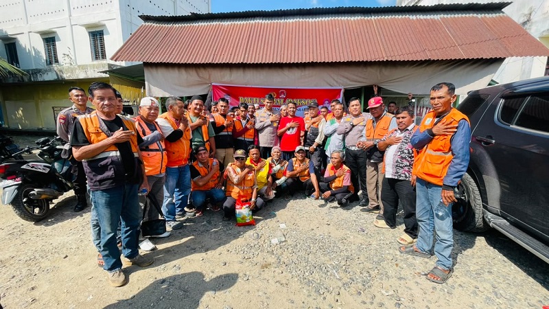 Kapolres bersama komunitas ojek. 