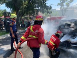 Mobil Terbakar di Depan McDonald’s Ahmad Yani