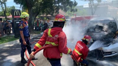 Mobil Terbakar di Depan McDonald’s Ahmad Yani