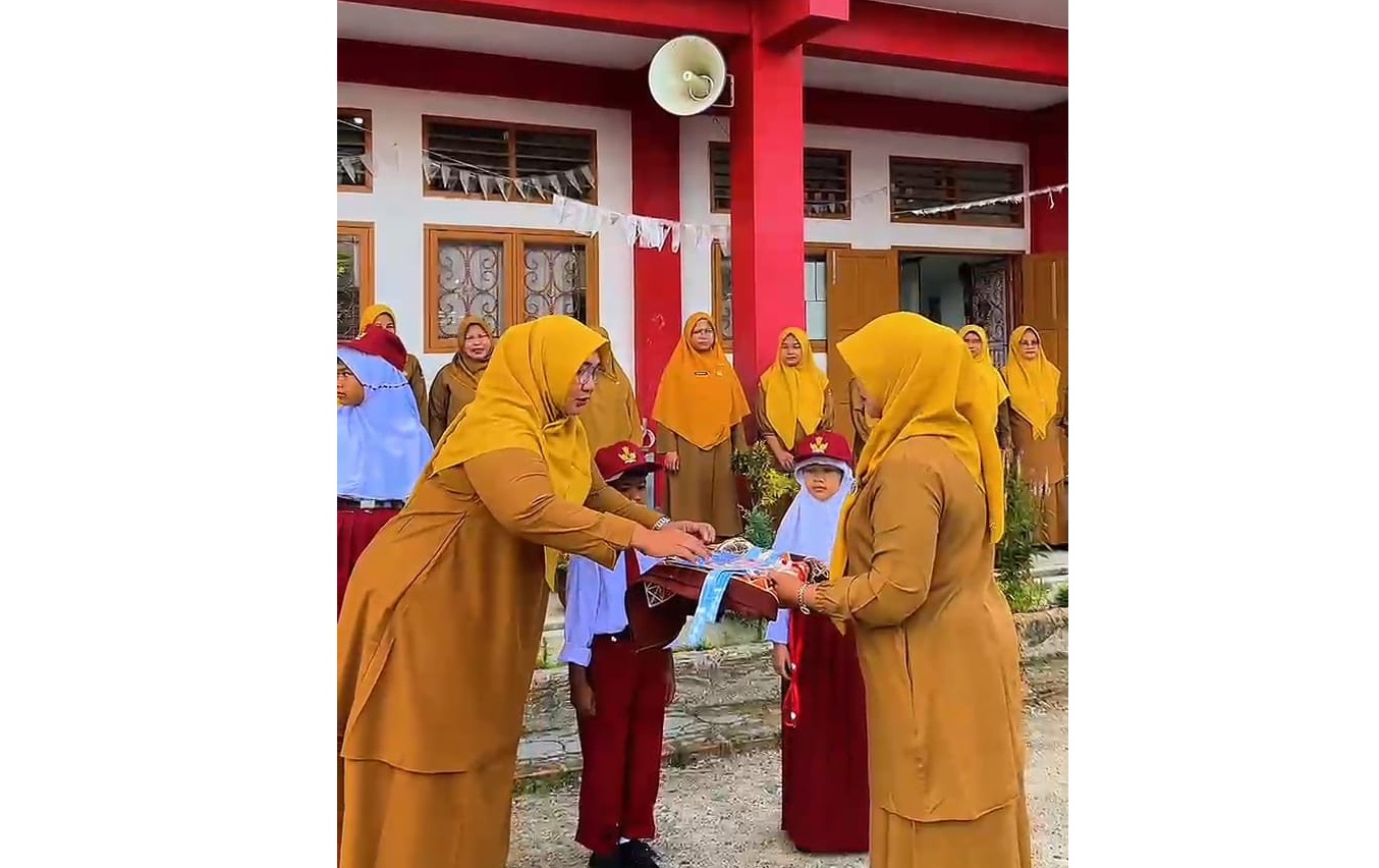 MPLS Ramah dan Seru Warnai Hari Pertama Sekolah di SDN 30 Air Dingin