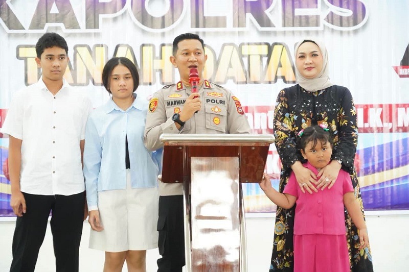 AKBP Nur Ichsan Dwi Septiyanto dan keluarga. (ist)