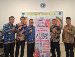 Perluas Akses Informasi, Bawaslu Pessel Distribusikan X-Banner