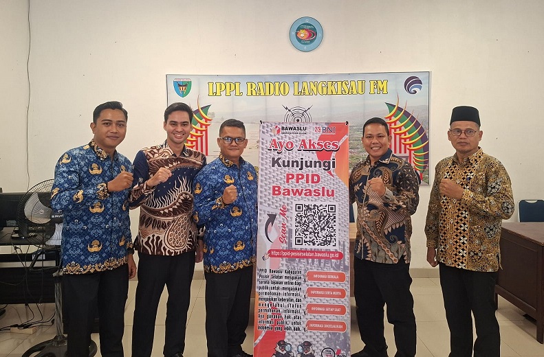 Kordinator Divisi Hukum dan Penyelesaian Sengketa Bambang Putra Niko, saat penyerahan X-Banner kepada Kepala Dinas Kominfo,Wendi, dan Kepala Dinas Kependudukan dan Pencatatan Sipil, Beriskhan, Kamis (23/7) di Painan. (ist)