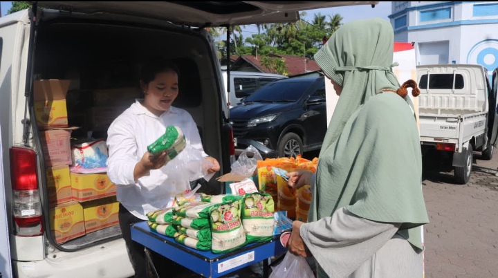 Terlihat aktivitas warga berbelanja pada pasar murah yang digelar halaman Masjid Raya Ganting, Kecamatan Padang Timur, Kota Padang. Syawaldi