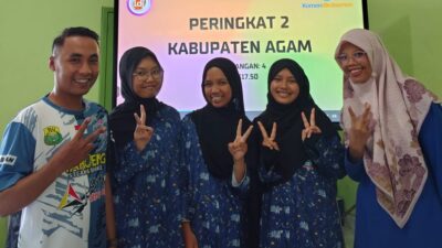 Tim LDBI Agam keluar sebagai juara 2 tingkat Sumbar, dan diabadikan bersama guru pendamping. (Maswir Chaniago)