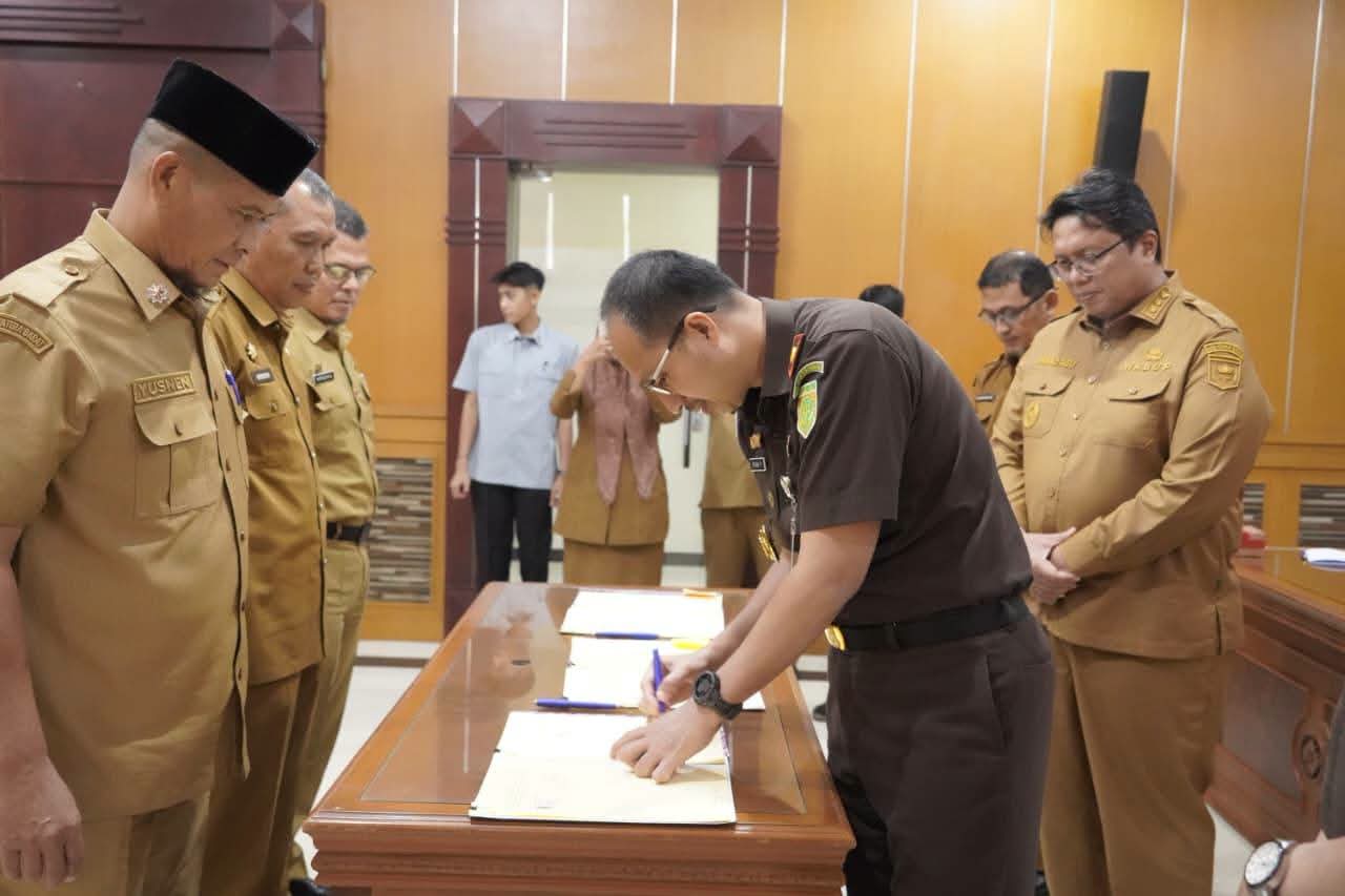 Kajari Tanah Datar Ryan Palasi tandatangani PKS. (ist)