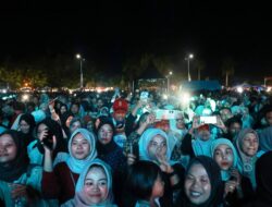 Fauzana dan Ajo Buset Hibur Ribuan Warga di Puncak Hari Jadi ke-24 Kota Pariaman