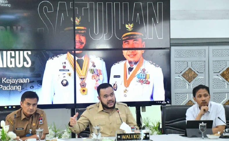 Wali Kota Padang, Fadly Amran, dalam pertemuan strategis bersama jajaran Balai Wilayah Sungai (BWS) Sumatera V Padang Padang, di Gedung Putih Kediaman Resmi Wali Kota Padang, Senin (29/6).Prokopim