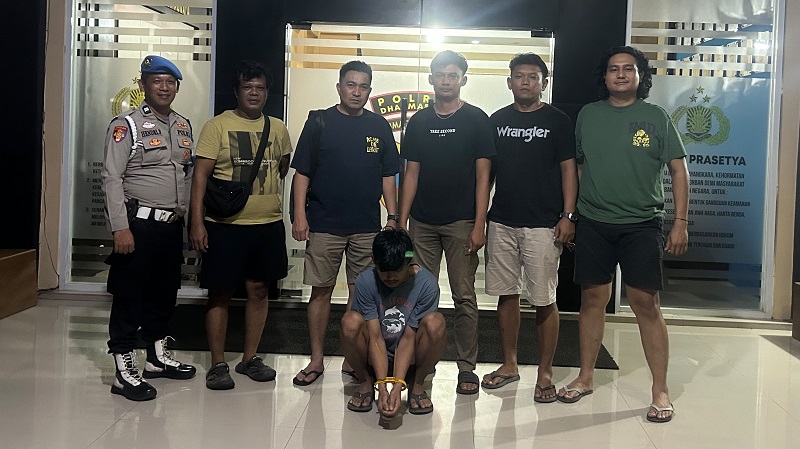 Terduga pelaku saat diamankan jajaran Satreskrim Polres Dharmasraya.