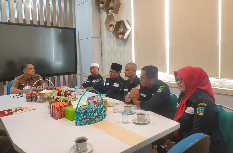 Suasana Sharing Informasi PMI dan Sekda Dharmasraya.