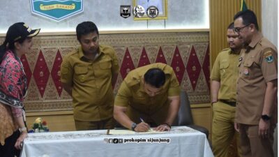 Penanda tangan usulan proyek stategis nasional Sawahlunto, Sijunjung dan Dharmasya disalsikan Wakil Gubernur Sumbar Vasco dan Ketua Bappeda Provinsi. subandi
