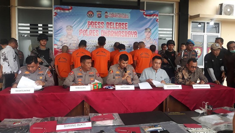Kapolres Dharmasraya AKBP Kartyana Widyarso Wardoyo Putro dalam agenda press release. ( roni aprianto)