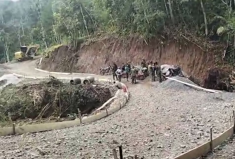 Pembukaan jalan baru di Ngari Nan Tujuag Kecamatan Palupuah Agam yang dikerjakan melalui program TNI Manunggal Membangun Desa/Nagari (TMMD/N) ke-129 tahun 2026 Kodim 0304 Agam.(Ist)
