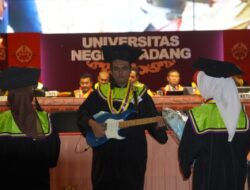 Lulusan Tunanetra UNP Tampil Bermain Gitar di Wisuda, Bukti Kampus Inklusif