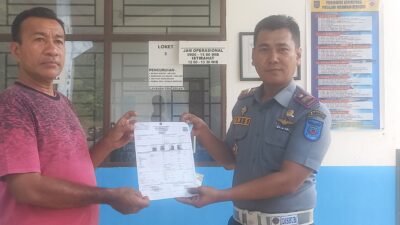 Kasi PKB Aris Suprayoga serahkan adminitrasi pengujian kendaraan bermotor barang dan penumpang Senin (13/7) di Kantor PKB Sikalang Sawahlunto. subandi