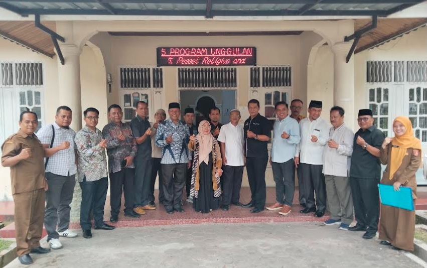 Anggota DPRD Kabupaten Agam dari lintas fraksi melakukan kunjungan studi banding tentang pengelolaan zakat ke Baznas Kabupaten Pesisir Selatan, Senin (20/7). (ist)