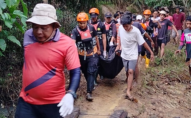  Tim Basarnas, TRC dan warga menggotong jenazah korban hanyut di Kajai, Kecamatan Talamau, Pasaman Barat, Minggu (26/7). (Arafat)