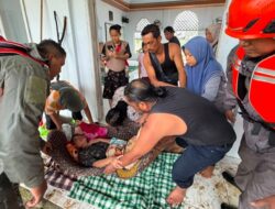 Satbrimob Polda Sumbar Evakuasi Warga Terdampak Banjir di Empat Titik Kota Padang