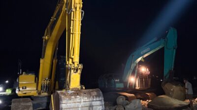 Pasca Ditinjau Gubernur, Tiga Alat Berat Mulai Normalisasi Sungai di Lokasi Banjir Kuranji