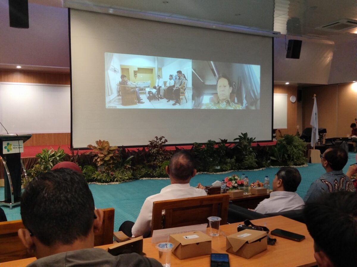 Menteri Kesehatan Budi Gunadi Sadikin saat berdialog secara daring dengan keluarga pasien di RSU Dr. M Djamil, Padang