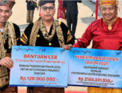 Bank Nagari Serahkan Dividen ke Pemko Padang Panjang dan Bantuan Pendidikan