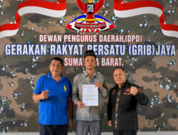 Efde Putra Belagama Serahkan SK Ketua DPC GRIB Jaya Padang Panjang