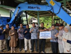 Sekjen Kementerian KKP Serahkan Bantuan Alat Berat kepada Bupati Agam