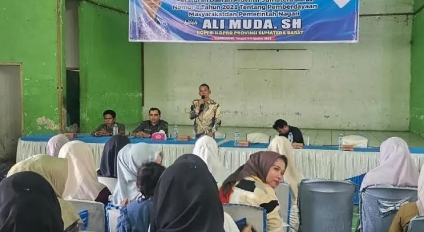 Anggota DPRD Sumbar Ali Muda, saat memberikan pemaparan dan sejumlah narasumber saat sosialisasi perda di Kuamang Alai, Kecamatan Lembah Melintang, Pasaman Barat, Minggu (9/8)-ist