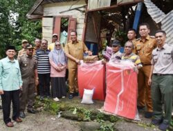 Walikota Pariaman Serahkan Bantuan untuk Korban Rumah Tertimpa Pohon Tumbang