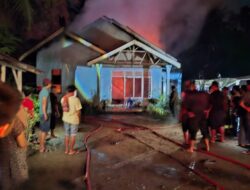 Kebakaran di Sintoga, Petugas Satpol Damkar Selamatkan Yuliardi dari Kobaran Api
