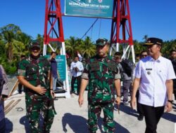 Pangdam XX/Tuanku Imam Bonjol Tinjau Jembatan Perintis di Sungai Batang Manggoi