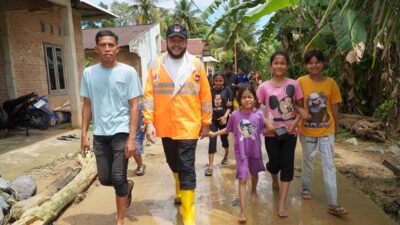 Wali Kota Tinjau Wilayah Terdampak Banjir, Instruksikan Percepatan Pembersihan Sekolah dan Permukiman Warga