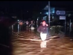 Tim SAR Gabungan Evakuasi Lima Warga Terjebak Banjir di Aia Pacah