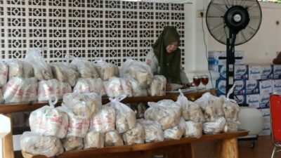 Pemko Padang Salurkan Bantuan Logistik dan Ribuan Makanan Bagi Korban Banjir
