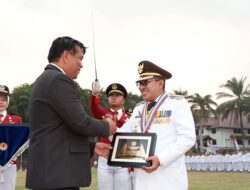 Bupati  Eka Putra Dianugerahi Kartika Pamong Praja Muda dan Lencana Alumni Kehormatan IPDN