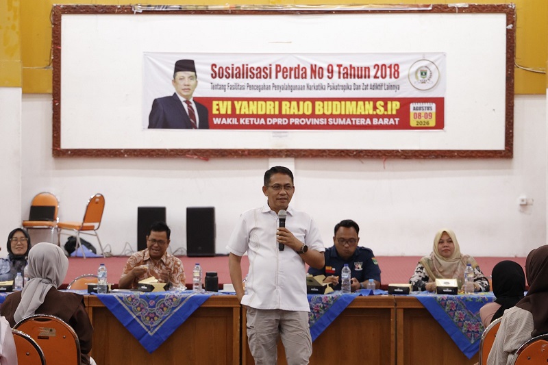 Wakil Ketua DPRD Sumbar, Evi Yandri Rajo Budiman saat menyosialisasikan perda pencegahan penyalahgunaan narkotika, psikotoprika dan zat adiktif lainnya, Minggu (9/10) di Gedung Rohanna Kudus, Padang-ist