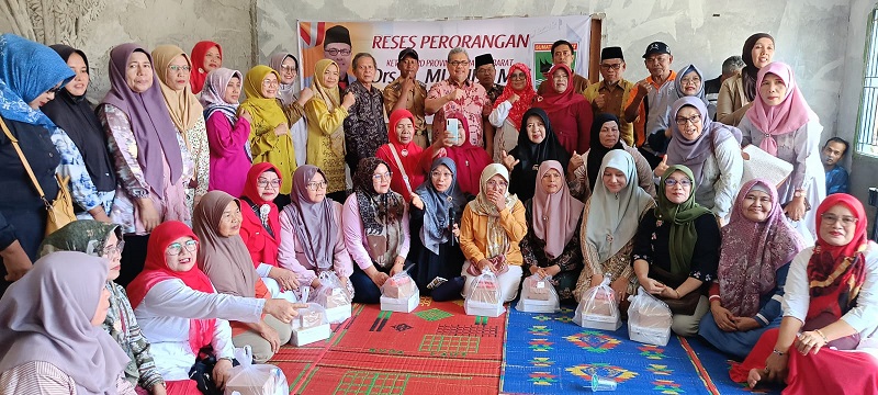Ketua DPRD Sumbar, Muhidi saat pertemuan dengan masyarakat dalam rangka kegiatan masa reses, Selasa (18/8) di Padang Sarai, Padang-ist